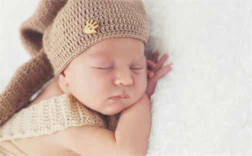 何姓男宝稳重大气名字精选425个，好听有寓意