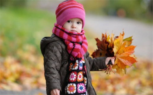 何姓男宝宝温柔甜美名字精选337个，好听有寓意